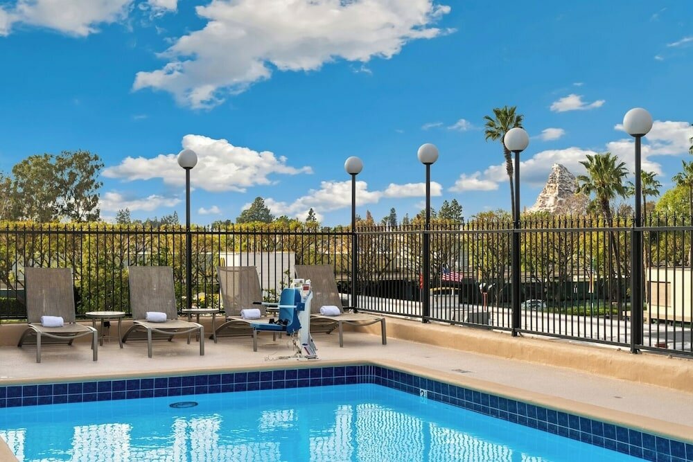 Фото Anaheim Camelot Inn & Suites