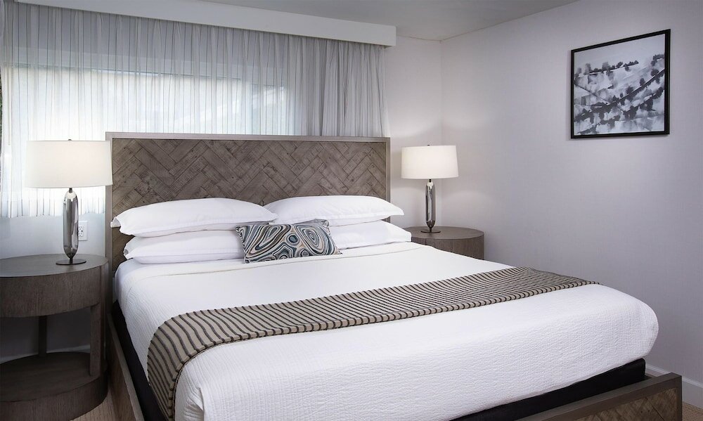 Фото West Beach Inn, a Coast Hotel