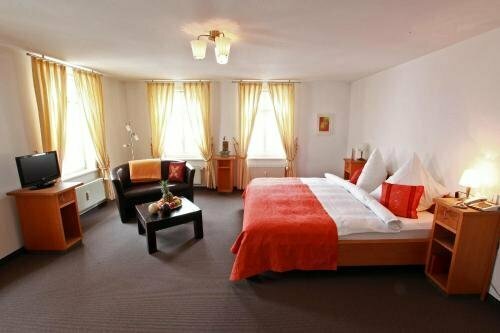 Гостиница Gasthaus & x26; Hotel Zum Hirschen в Вайблингене