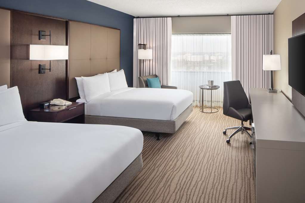 Фото DoubleTree by Hilton Hotel Newark Airport