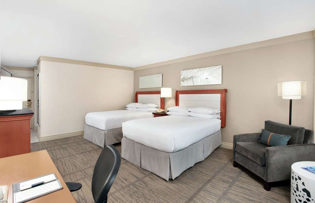 Фото Doubletree by Hilton Hotel Miami Airport & Convention Center
