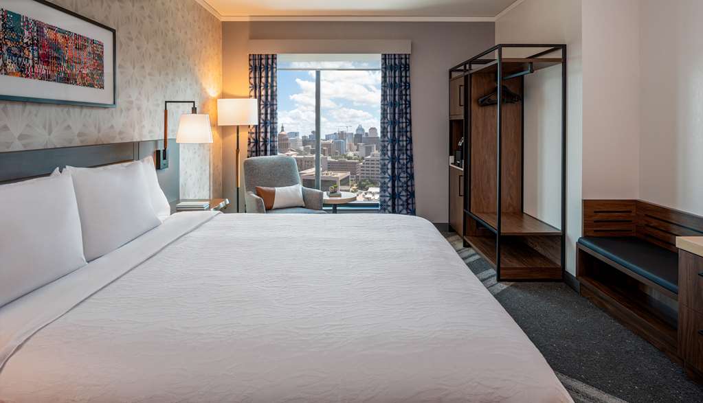 Фото Hilton Garden Inn Austin University Capitol District