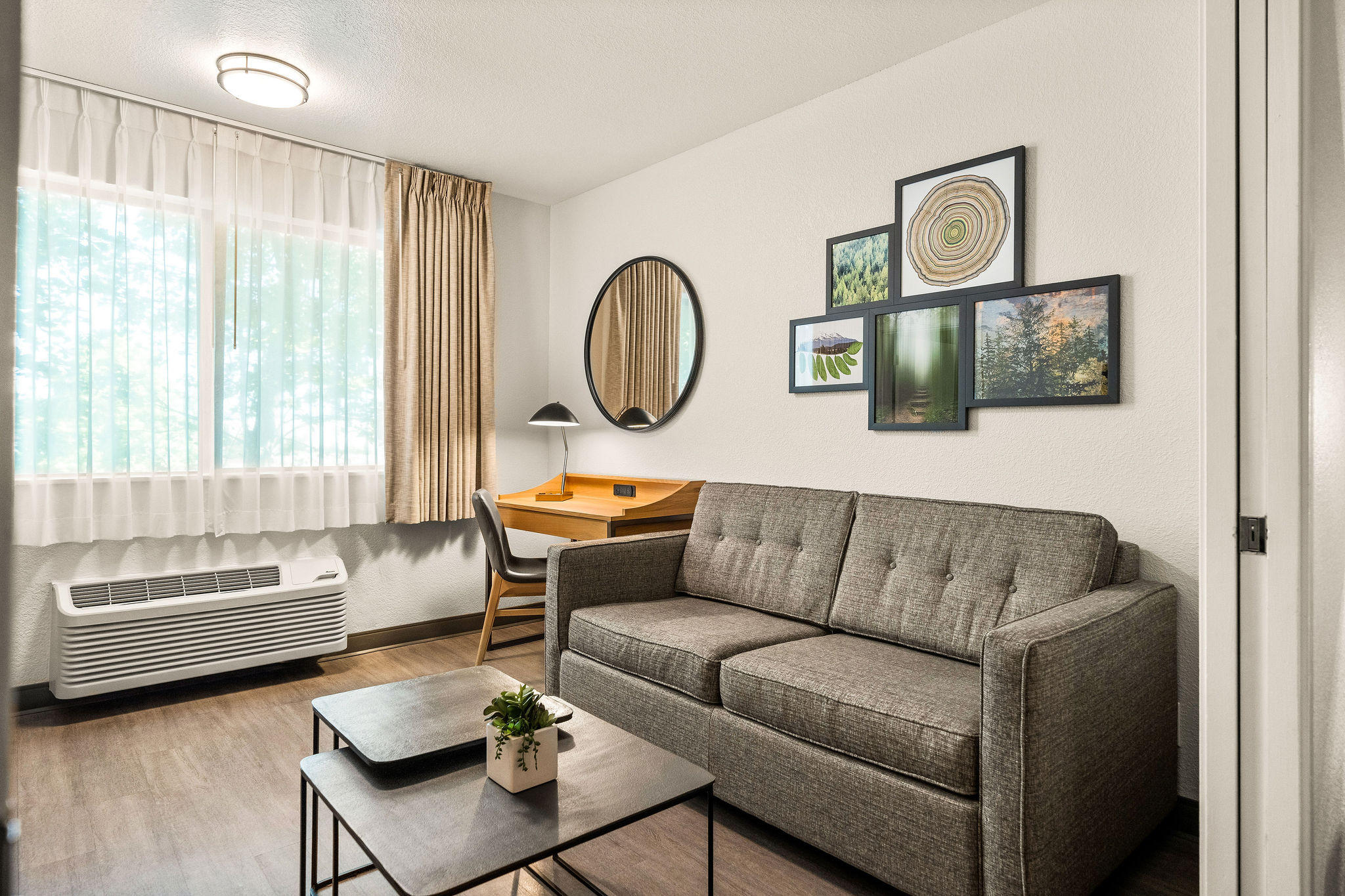 Фото Oxford Suites Redding