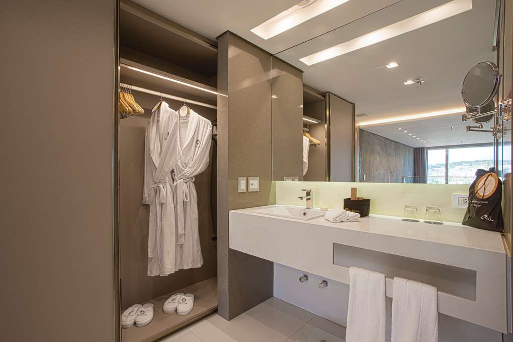 Фото Suryaa Hotel Pinhais, Curio Collection by Hilton