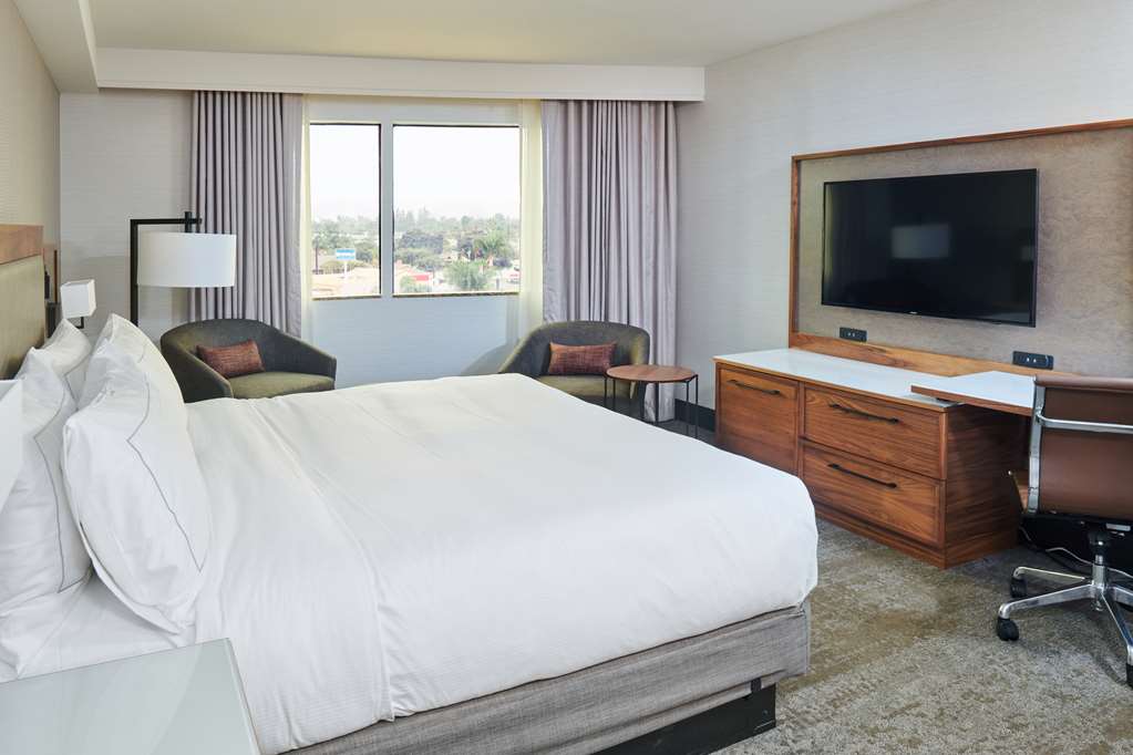 Фото DoubleTree by Hilton Fullerton