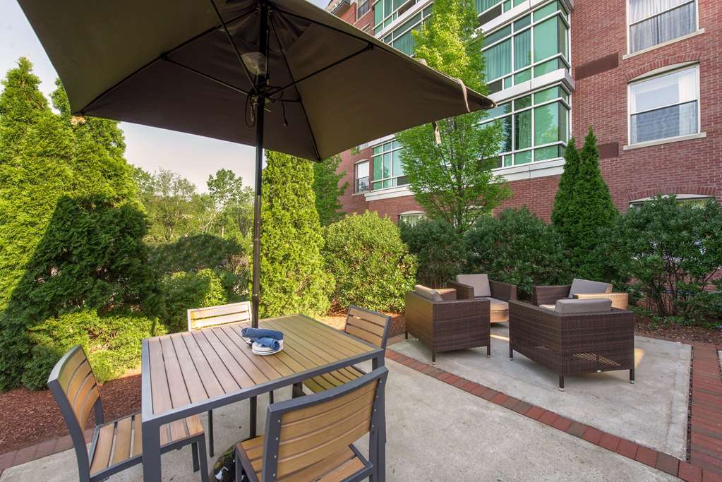 Фото Hilton Garden Inn Manchester Downtown