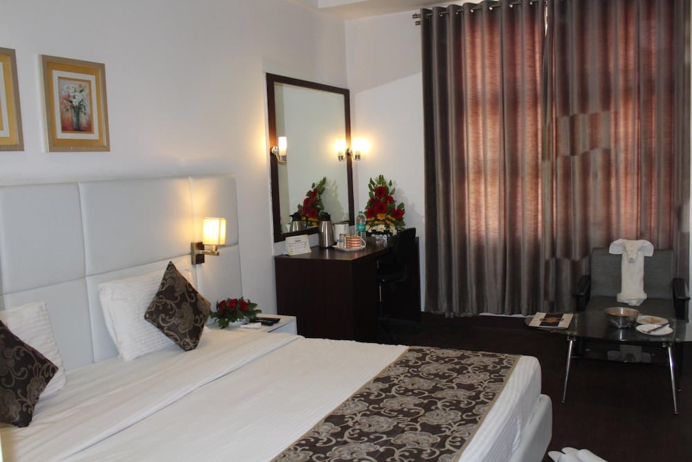 Фото The Manor Hotel