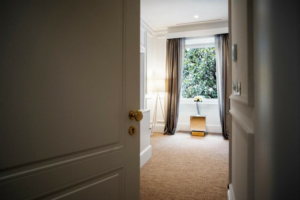 Фото The Shire Hotel