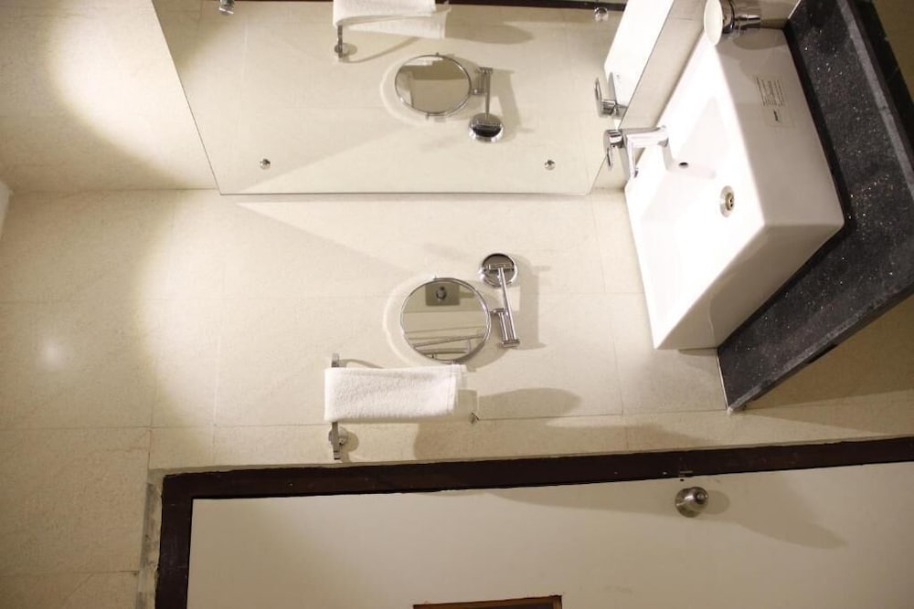 Фото Regenta Inn Larica