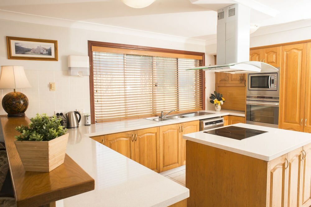 Фото Ainslie Manor B&b