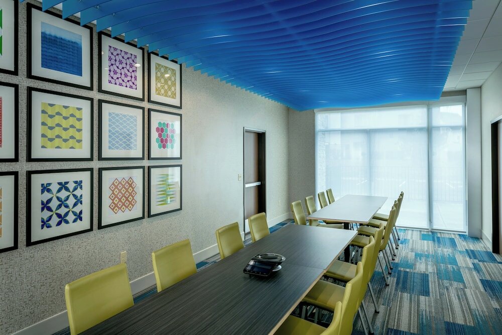 Фото Holiday Inn Express & Suites Bend South, an Ihg Hotel