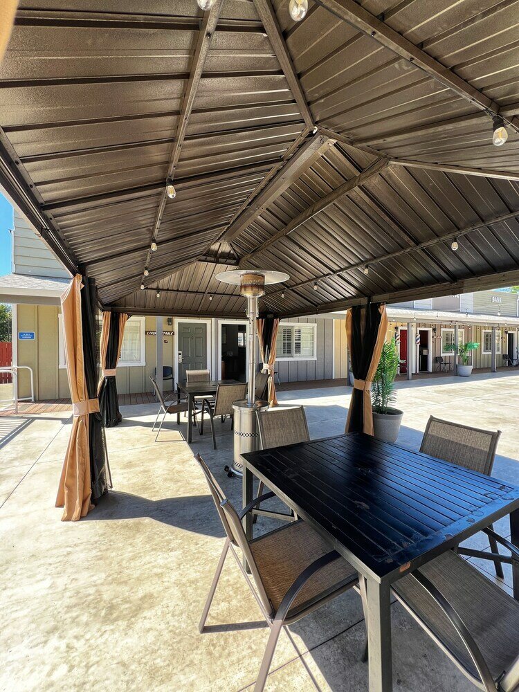 Фото The Old West Inn