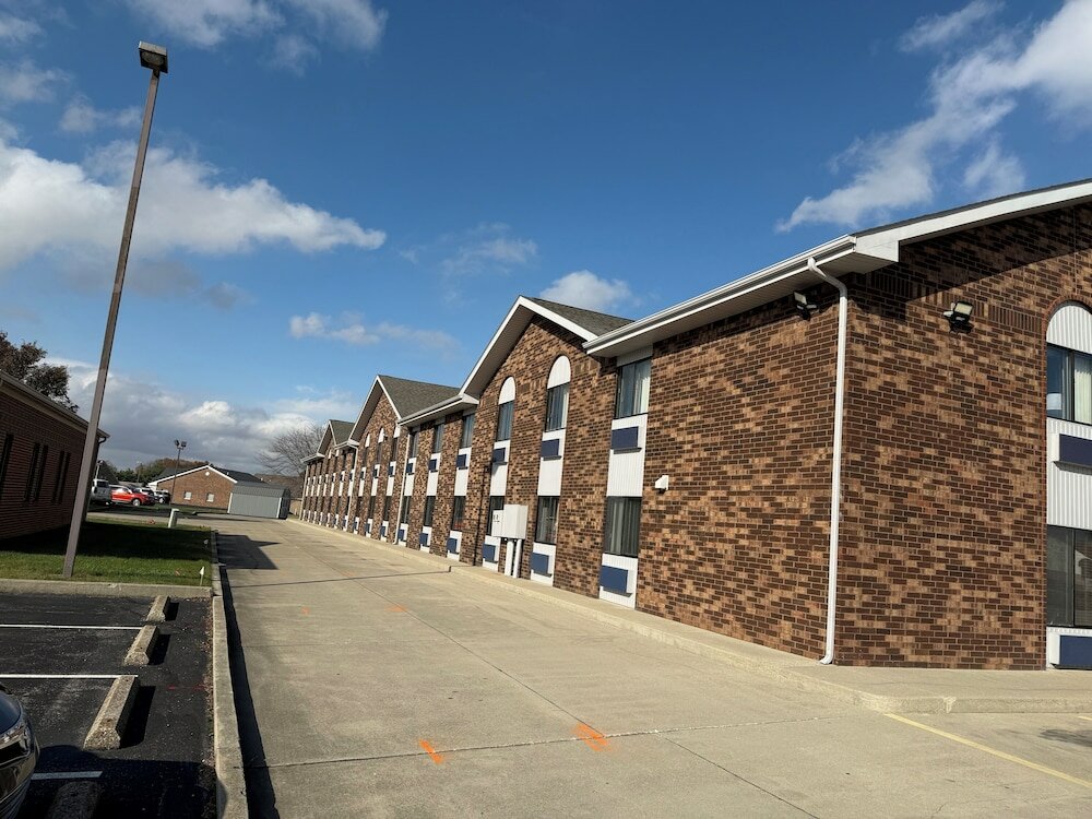 Фото Days Inn by Wyndham Muncie -Ball State University