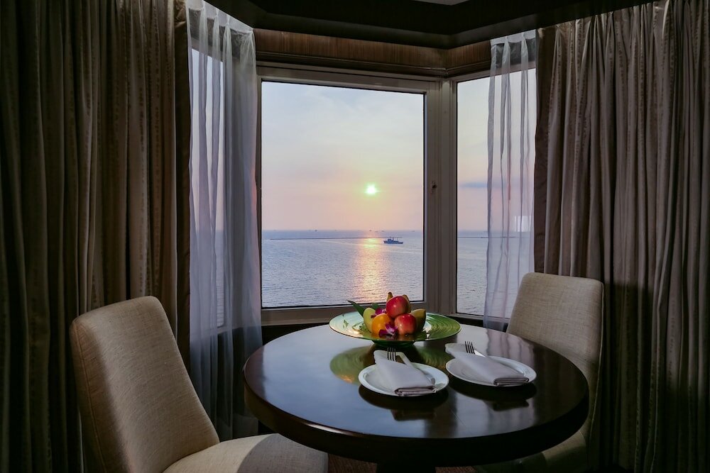 Фото Diamond Hotel Philippines