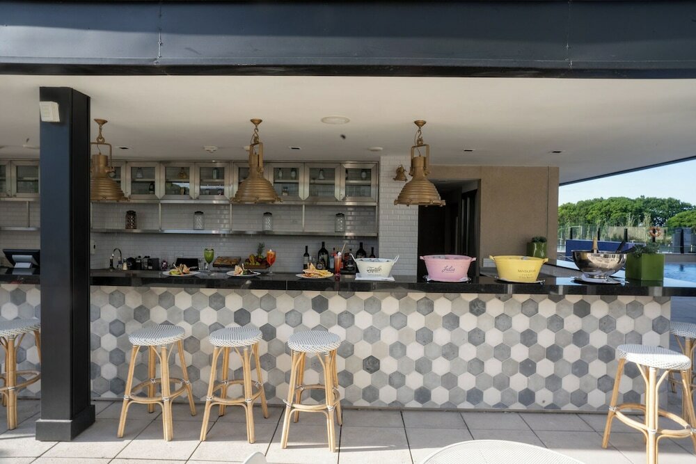 Фото Alvear Icon Hotel & Residences