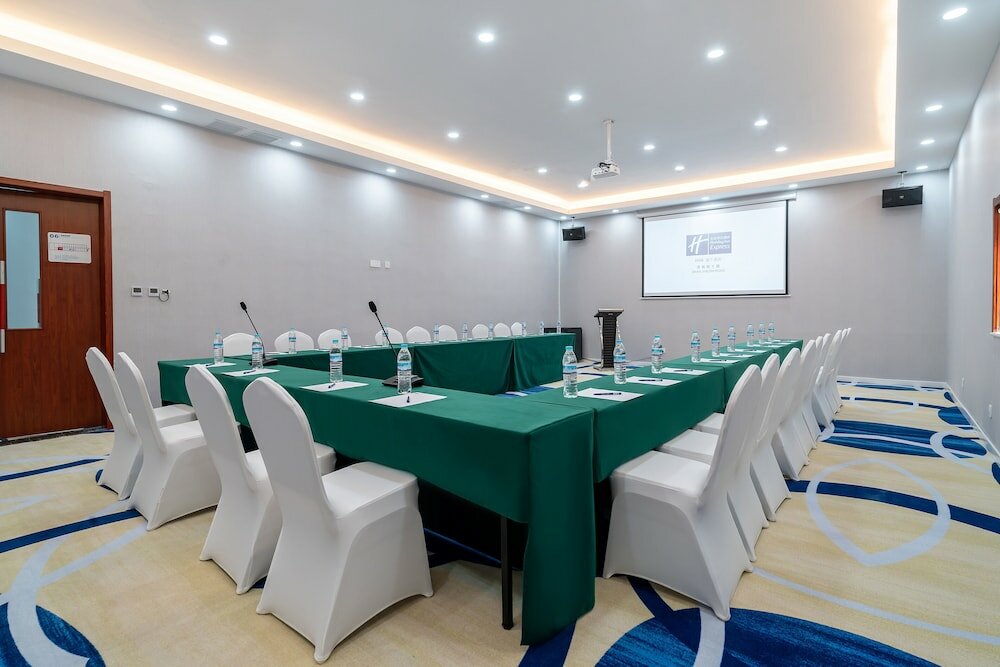 Фото Holiday Inn Express Jinan Jingshi Road