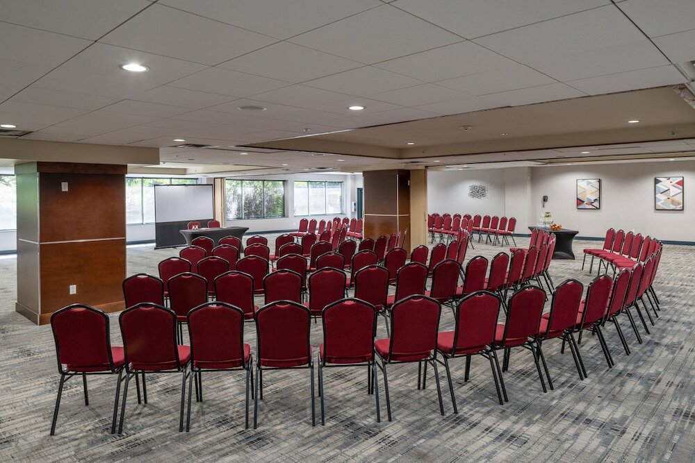 Фото Four Points by Sheraton Victoria Gateway