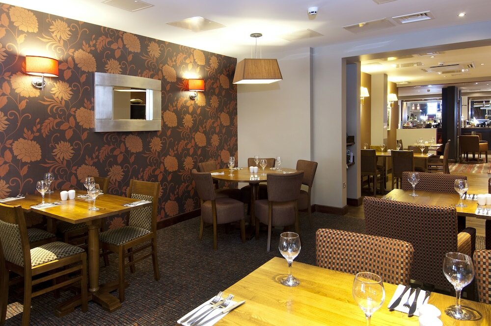 Фото Premier Inn London Ealing