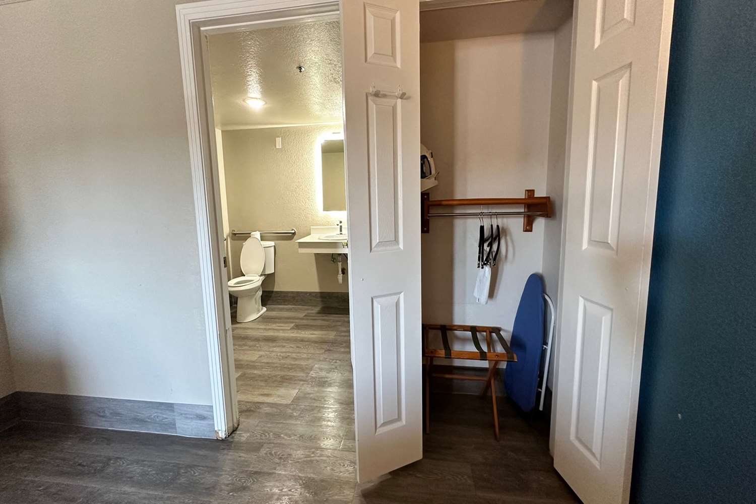 Фото Days Inn by Wyndham San Diego Vista