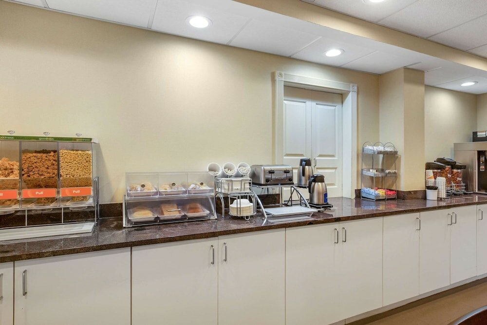 Фото Comfort Suites Raleigh Walnut Creek