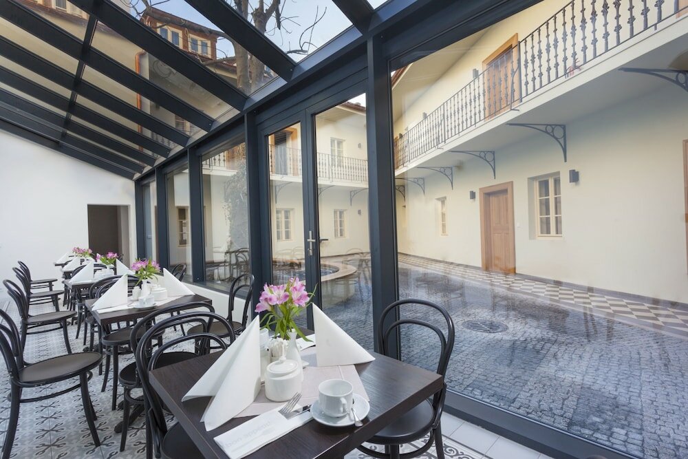 Фото Hotel At the White Lily