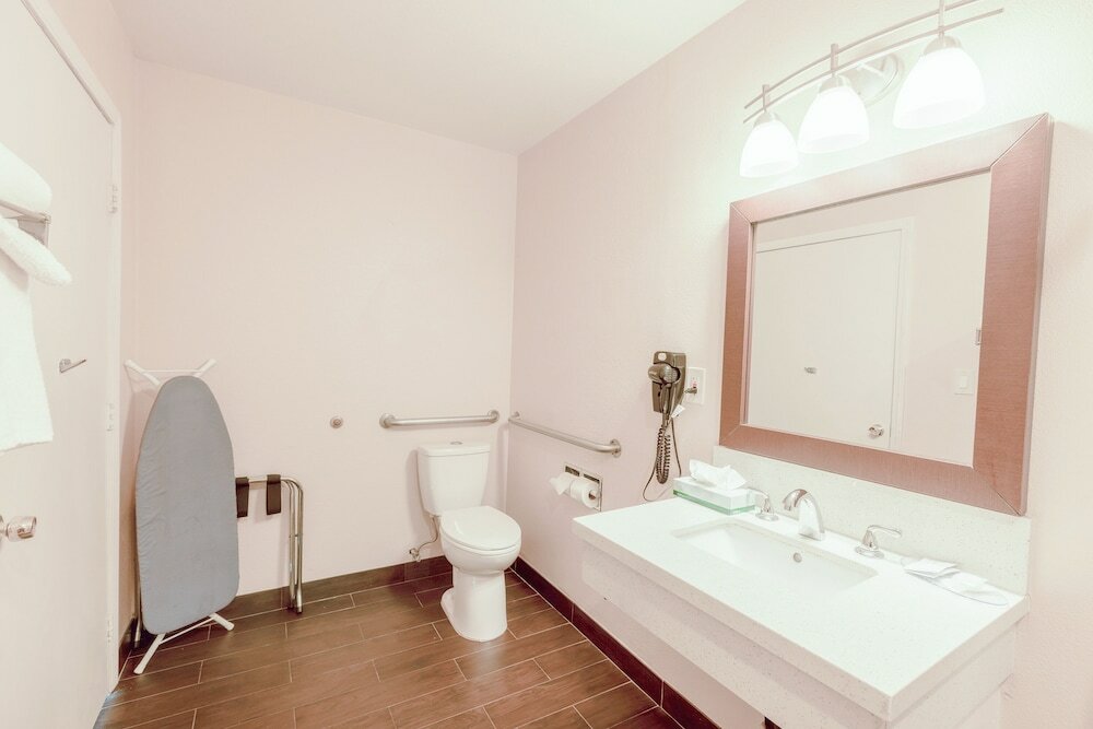 Фото Travelodge by Wyndham Oceanside