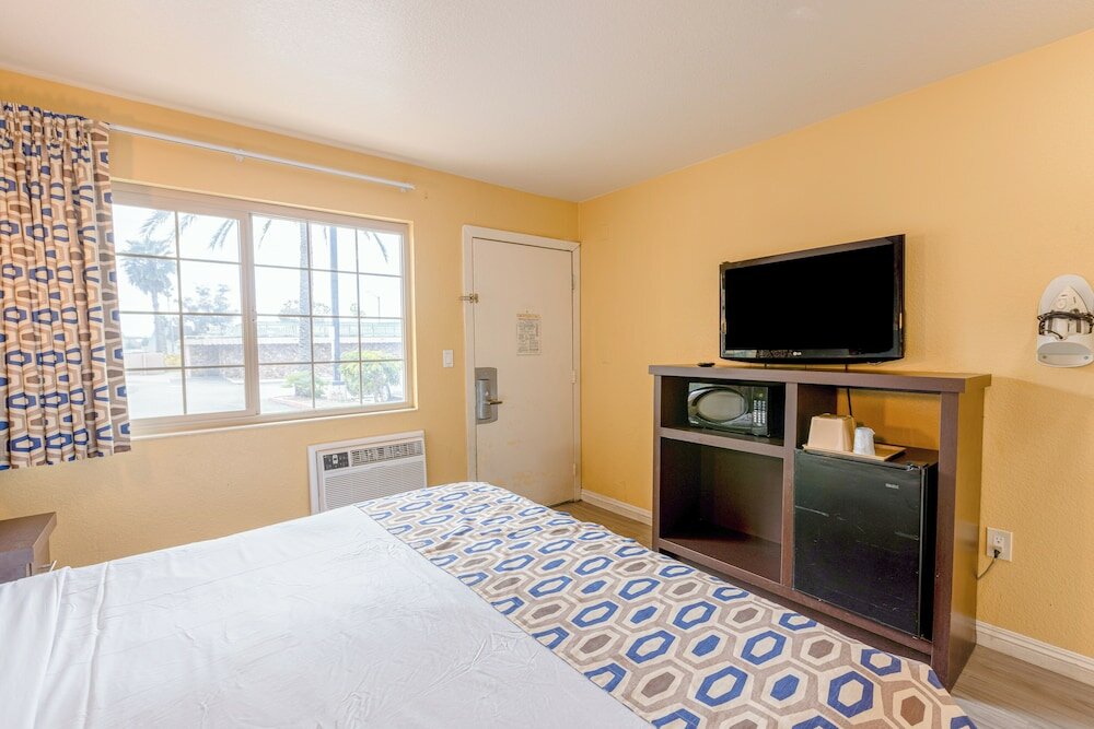 Фото Travelodge by Wyndham Oceanside