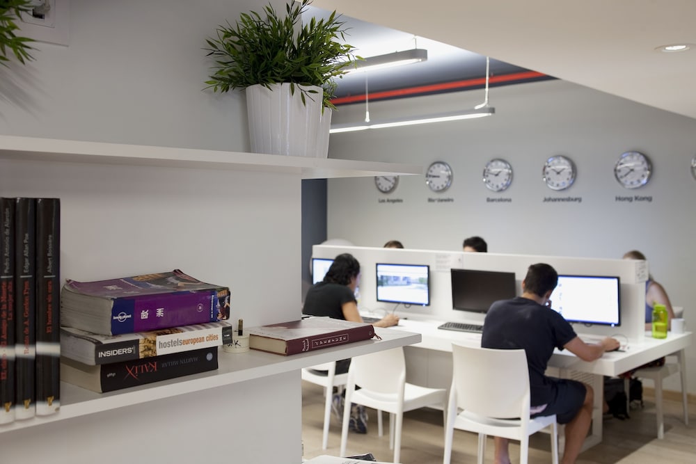 Фото Sant Jordi Hostels Sagrada Familia