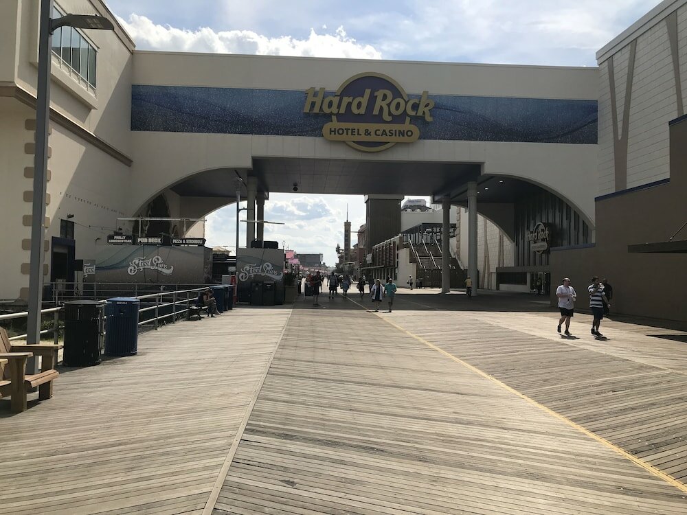 Фото Red Carpet Inn & Suites