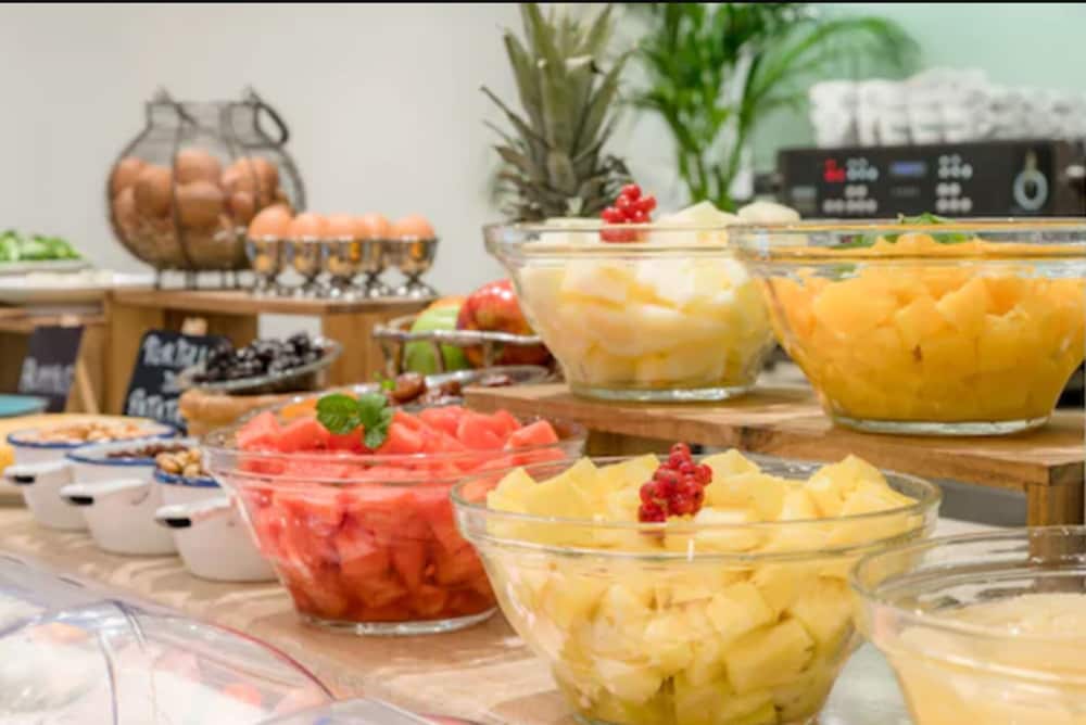 Фото Aparthotel Mariano Cubi Barcelona