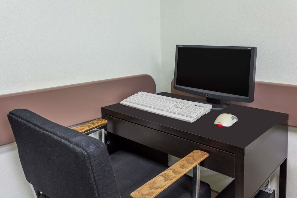 Фото Super 8 by Wyndham Dauphin