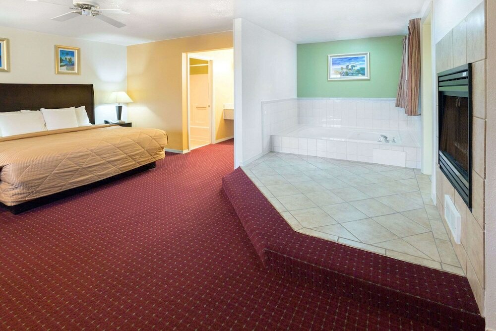 Фото Days Inn by Wyndham Newport Or