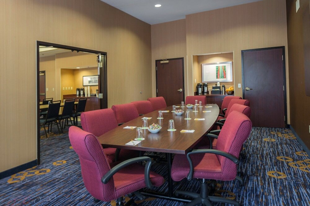 Фото Courtyard by Marriott Raynham