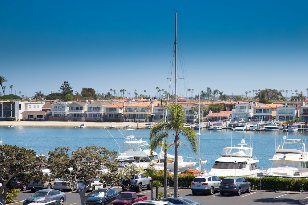 Фото Holiday Inn Express Newport Beach, an Ihg Hotel