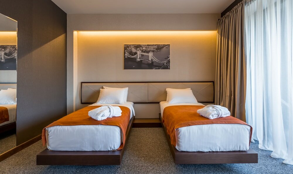 Фото Bridge Hotel