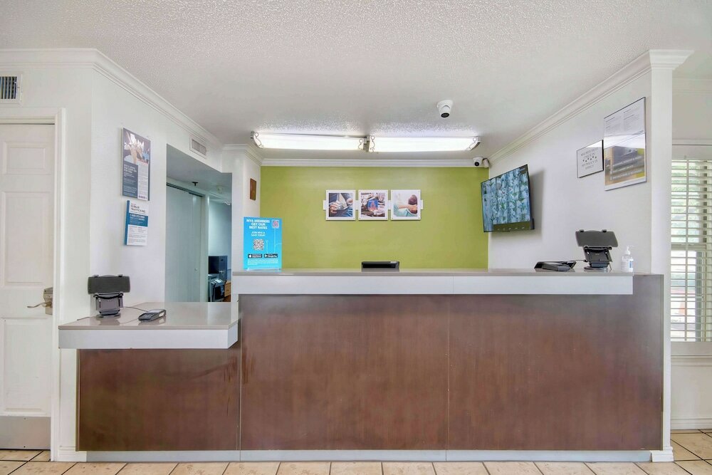 Фото Studio 6 San Antonio, Tx - Six Flags