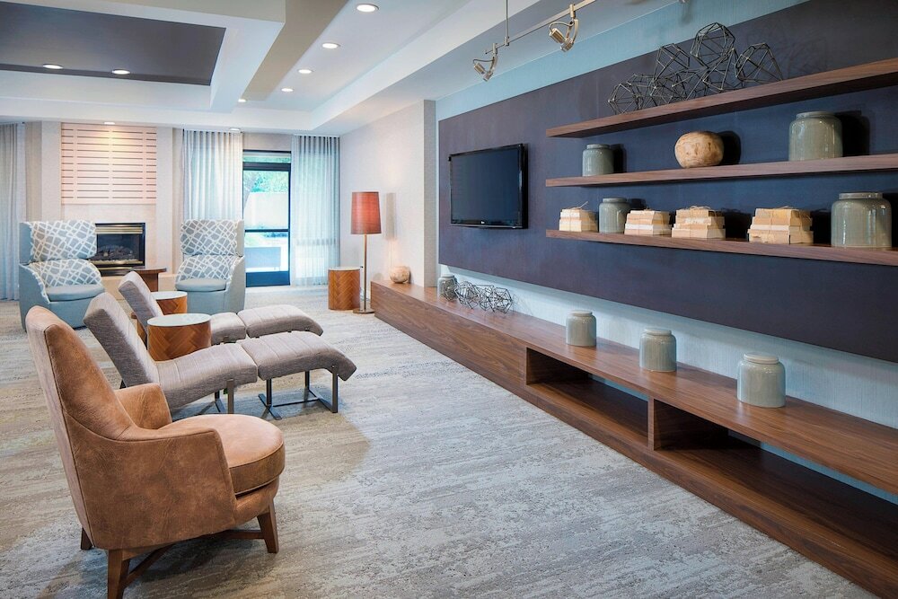 Фото Courtyard by Marriott Richmond Airport