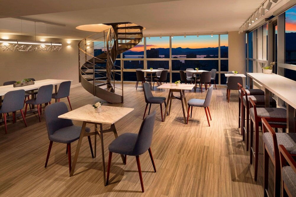 Фото Sheraton Vancouver Wall Centre