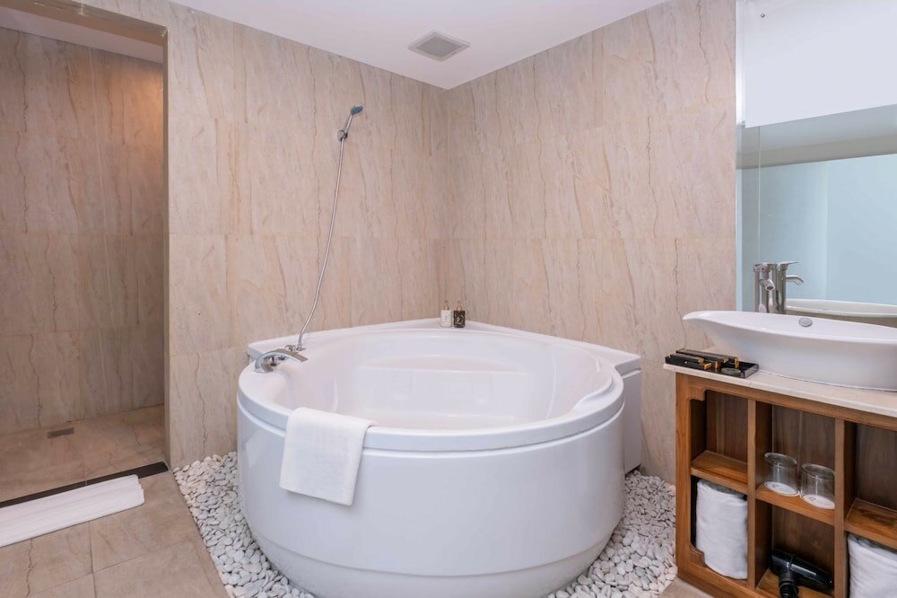 Фото Grand Edge Hotel Semarang