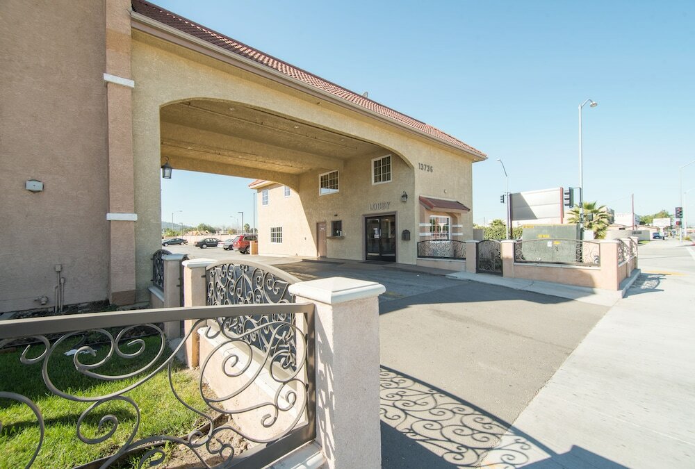 Фото Industry Inn & Suites