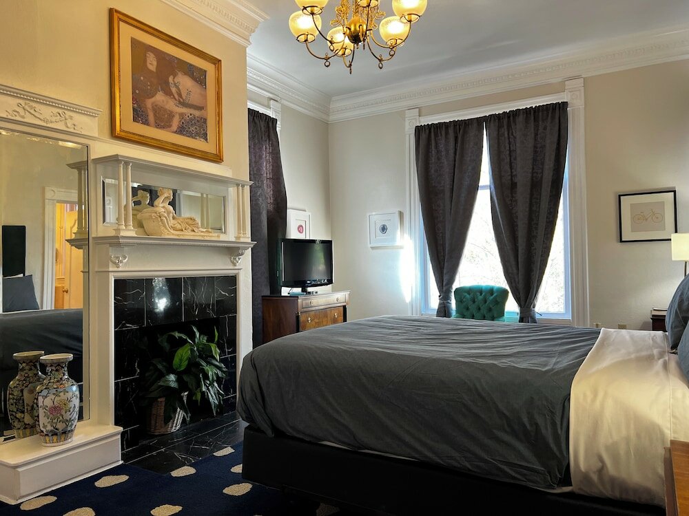 Фото The Sterling Hotel