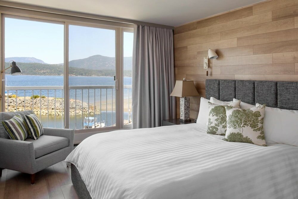 Фото Oceanfront Suites at Cowichan Bay
