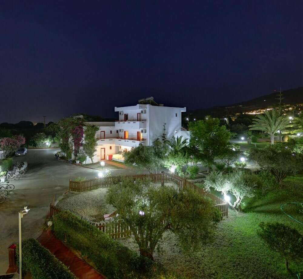 Фото Sandy's Studios Apartments & Log Villas