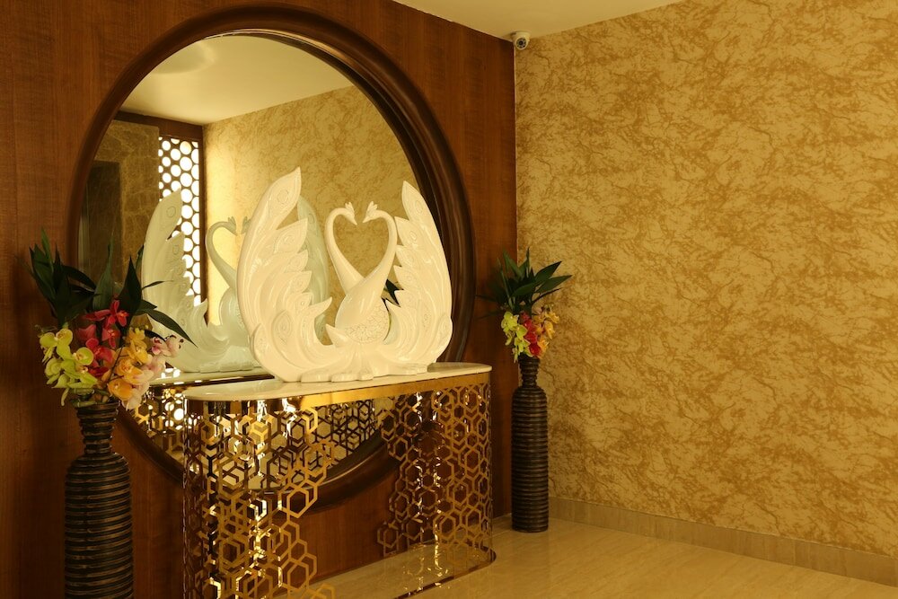 Фото M Crown Hotel