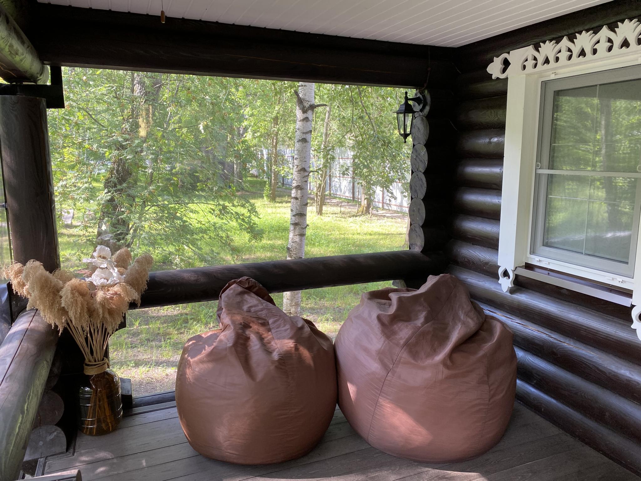 Фото Уютный домик в лесу у пруда