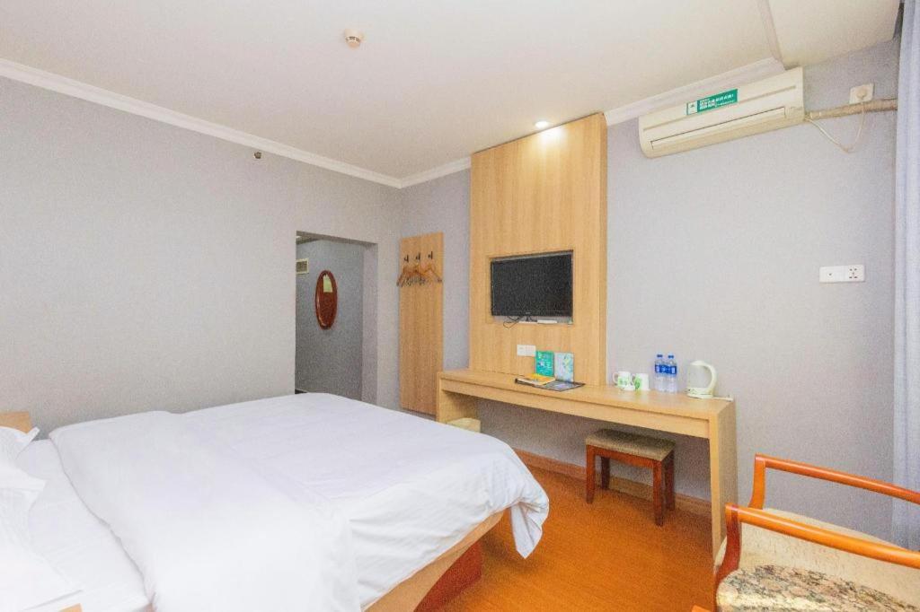 Фото GreenTree Inn Chongqing Longhu Times Tianjie Xietaizi Subway Station Hotel