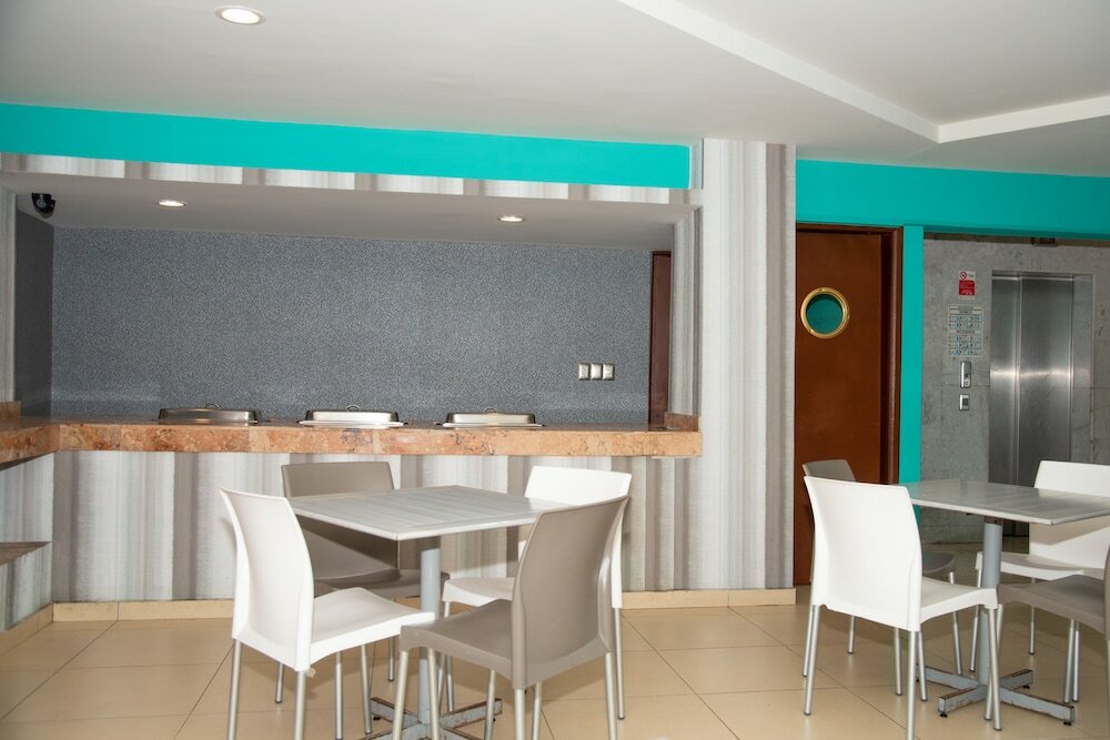 Фото Impala Hotel in front of the Ado