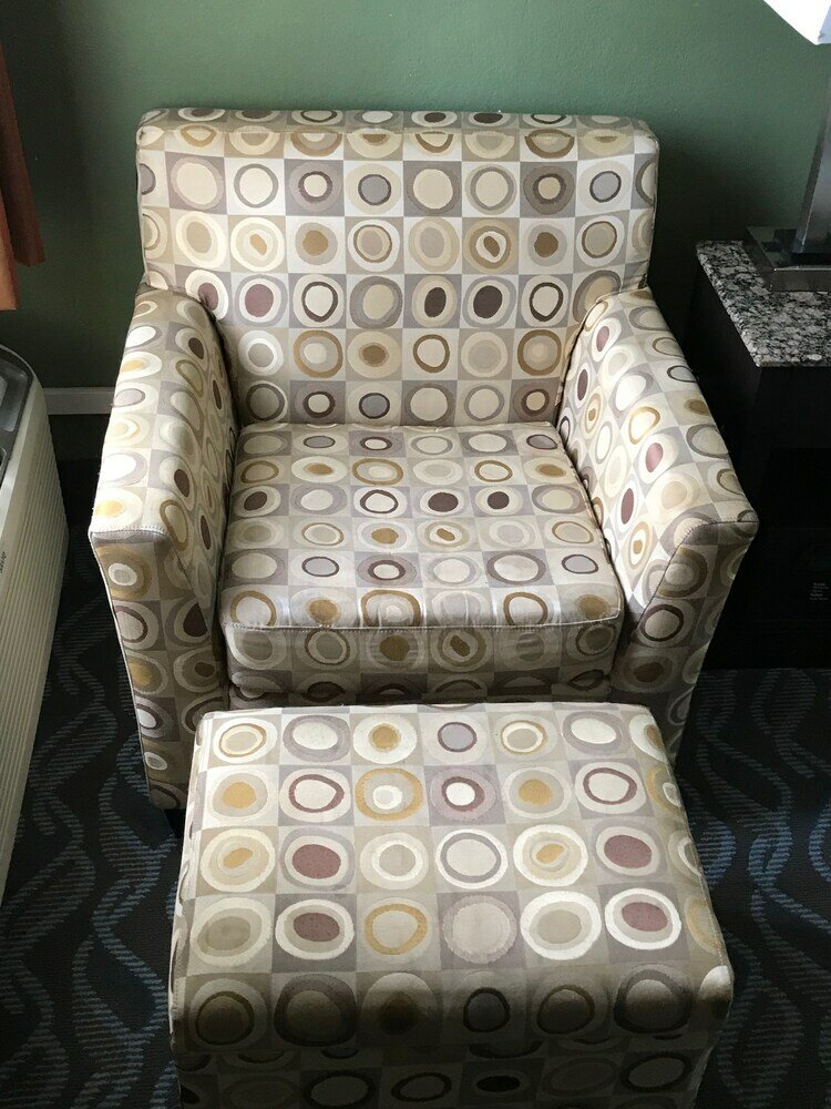 Фото Howard Johnson Hotel by Wyndham Newark Airport