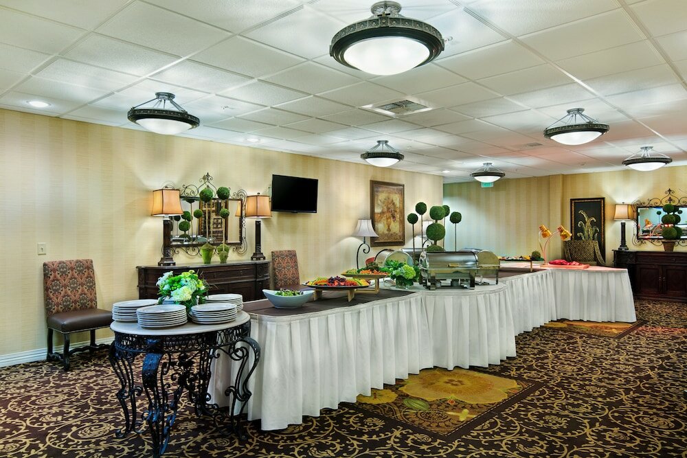 Фото Oxford Suites Boise