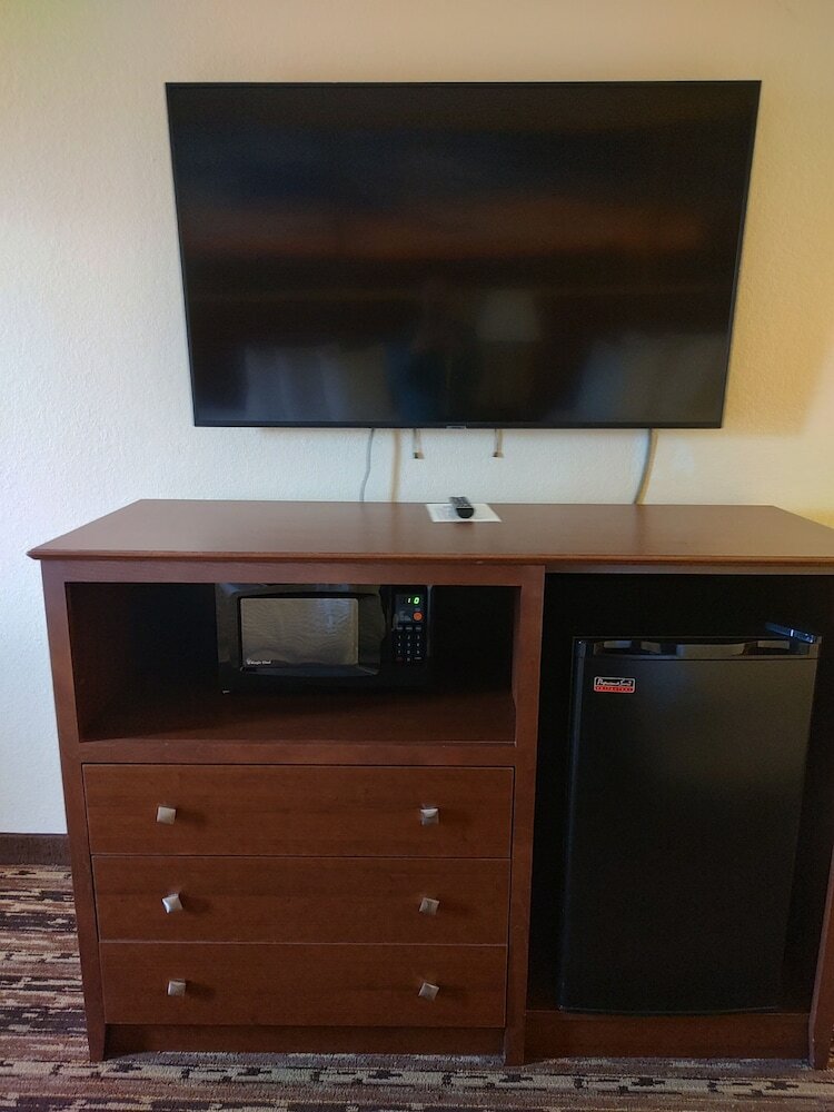 Фото Days Inn & Suites by Wyndham Fargo 19th Ave/Airport Dome